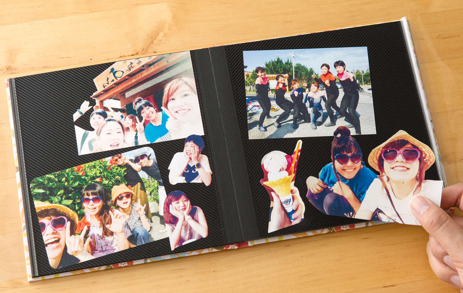 フェイスインペーパーフレークを手作りアルバムに貼る